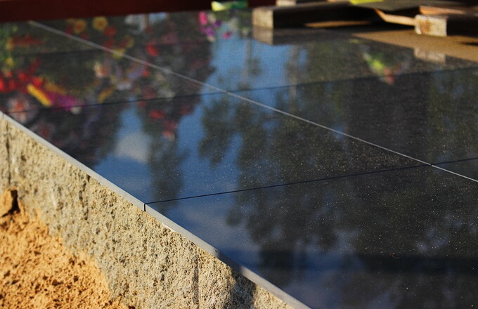 Благоустройство могил плиткой - классический вариант