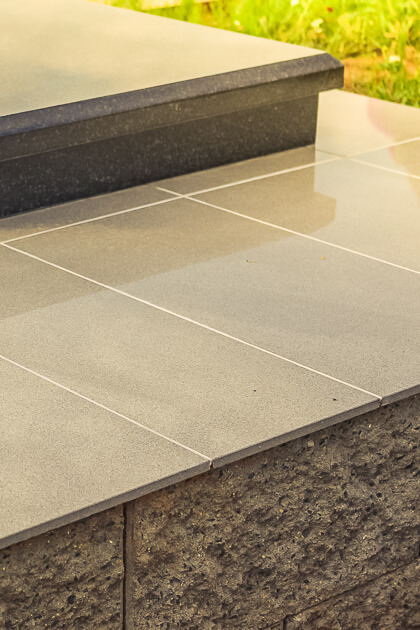 Благоустройство могил при помощи укладки бессерных блоков