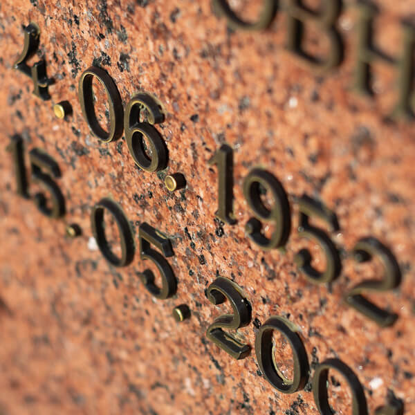 Бронзовые буквы