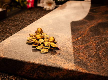 Бронзовый цветок на памятник