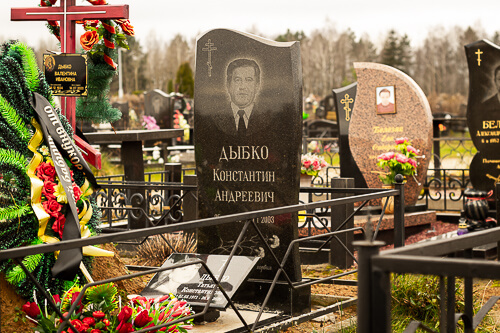 Бюджетный вариант памятника выполнен из натурального карельского гранита