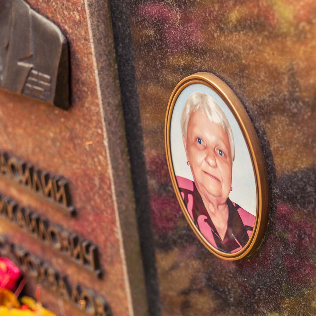 Заказать медальон на памятник в компании Гранитное Дело