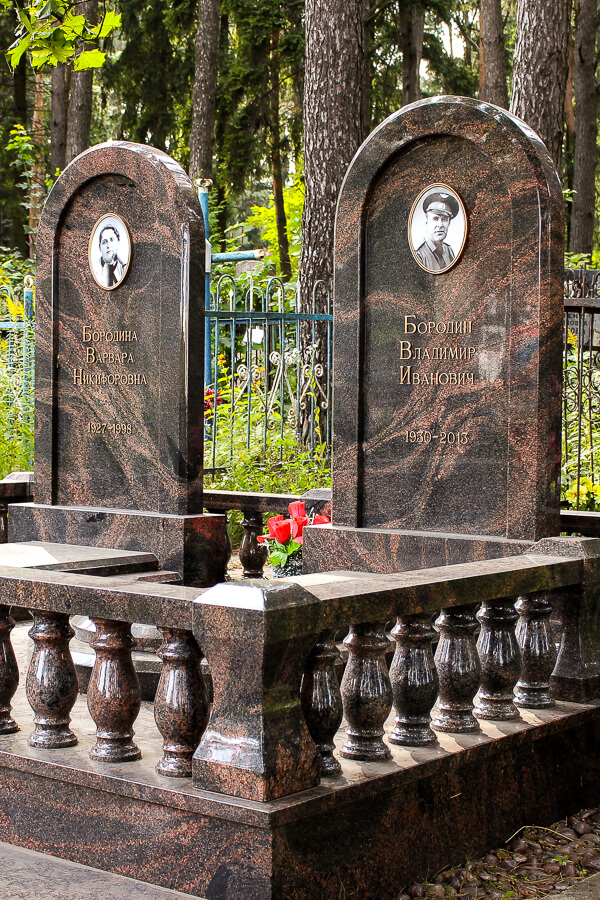 Фото двойных памятников из карельского гранита