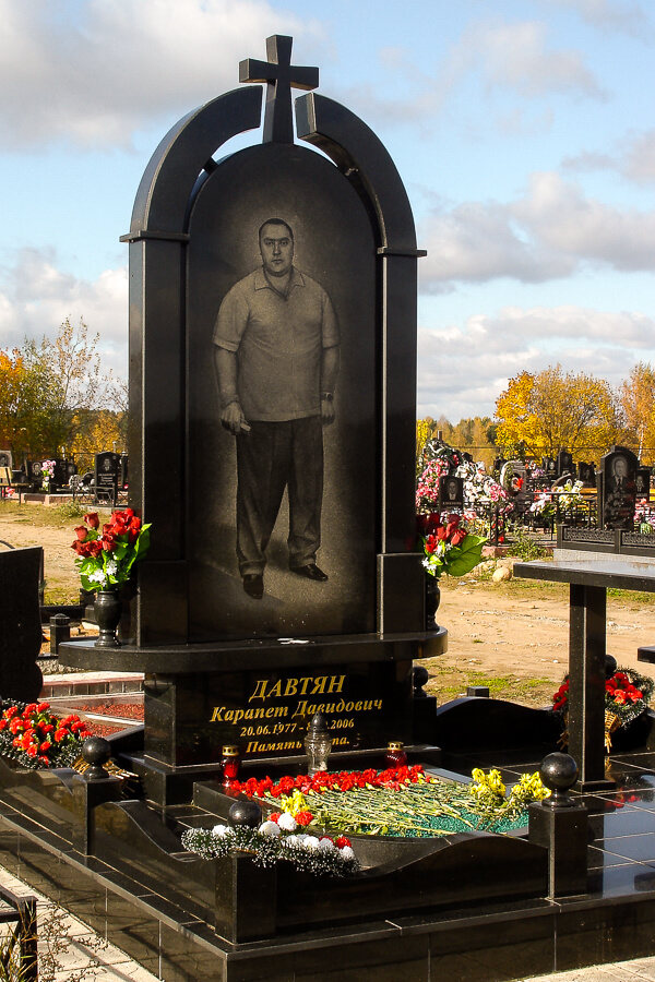 Элитные памятники из гранита, фото работ компании Гранитное Дело