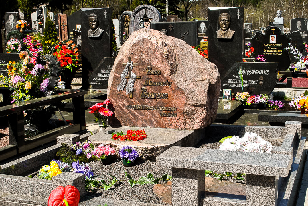 Элитные памятники по доступным ценам от компании Гранитное Дело