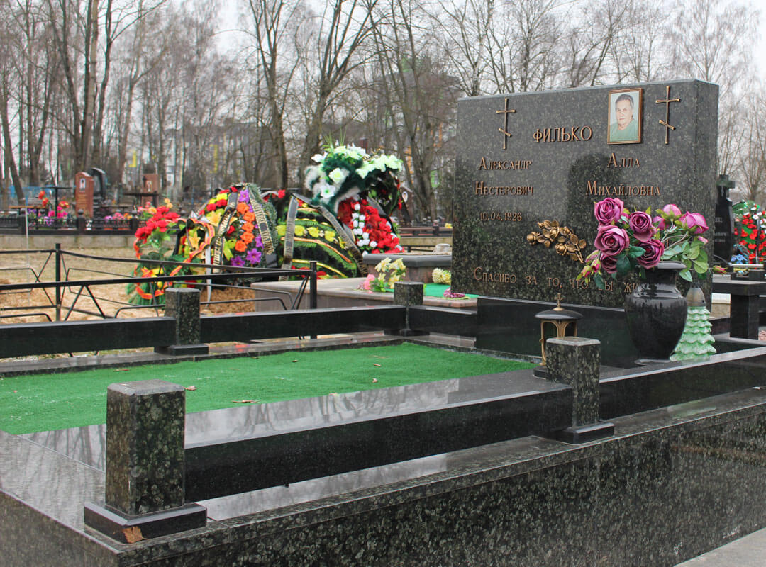 Горизонтальный памятник на могилу