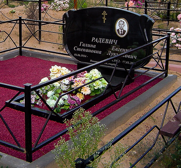 Горизонтальные памятники из гранита Карелия