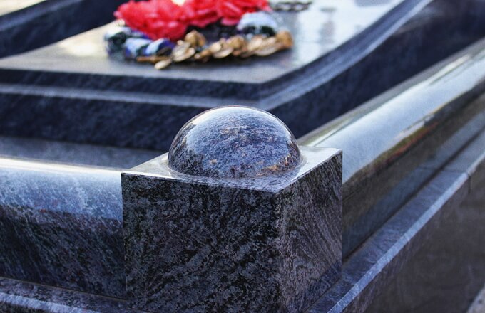 Ограды из гранита с монтажом на кладбища Минска и Минского района. Различные виды форм и цветов, недорого.