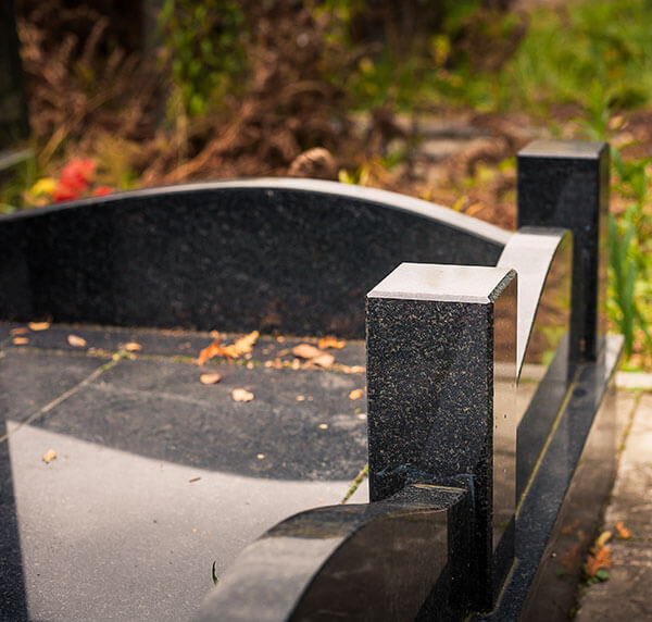 Ограды на кладбище из гранита являются важным элементом мемориального ансамбля и выполняют особую декоративную функцию