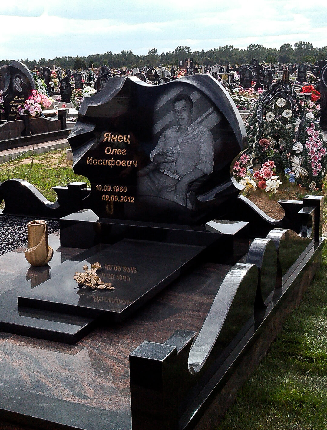 Изготовление эксклюзивных памятников требует большого опыта и специального оборудования