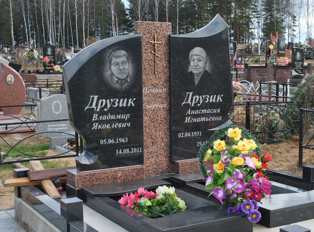 Комбинированные памятники из гранита красного и черного цвета