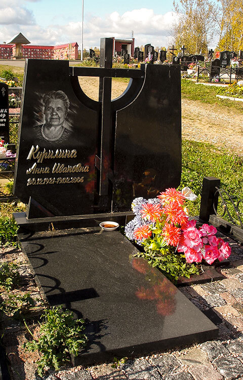 Памятник в виде креста, фото нашего изделия, установленного на Северном кладбище