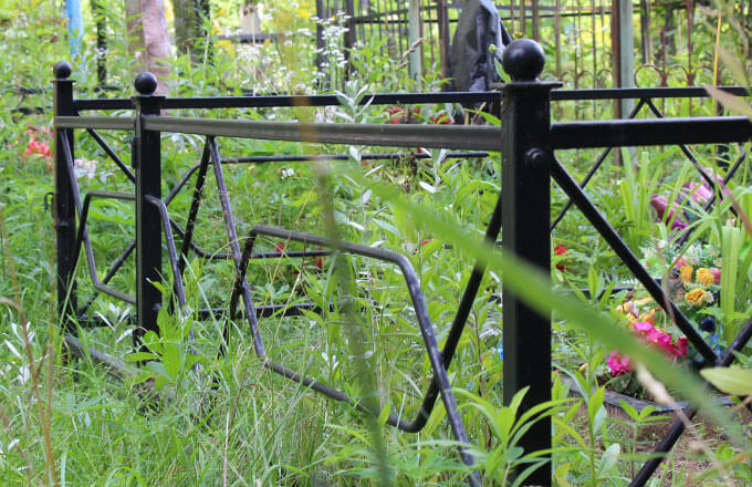 Металлическая ограда на кладбище