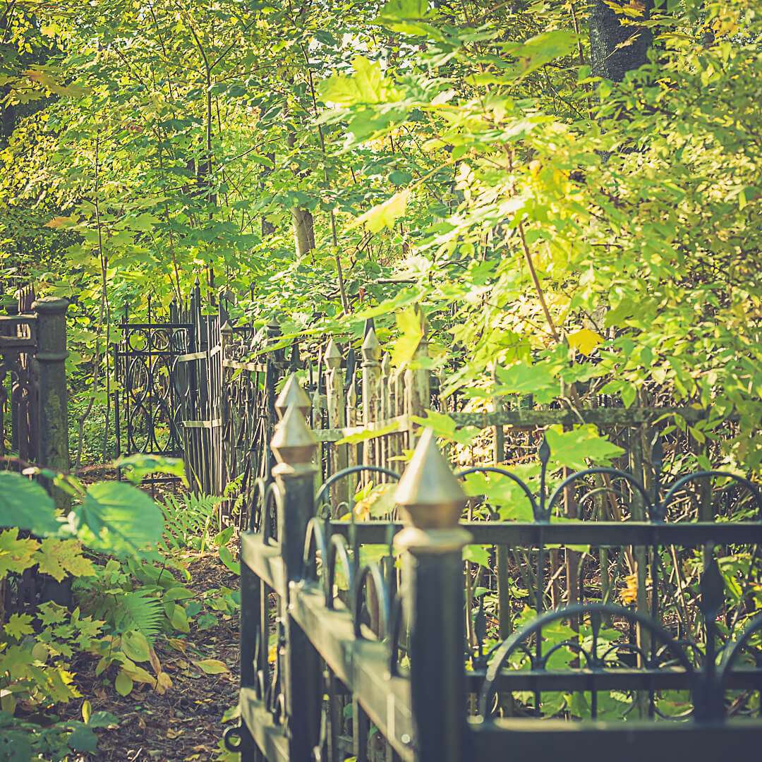 Металлическая ограда - обязательный атрибут всех кладбищ Минска