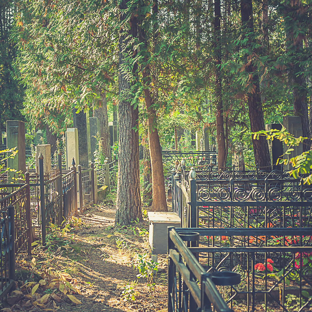 Типичная металлическая ограда имеет полметра в высоту и изготавливается под размер захоронения