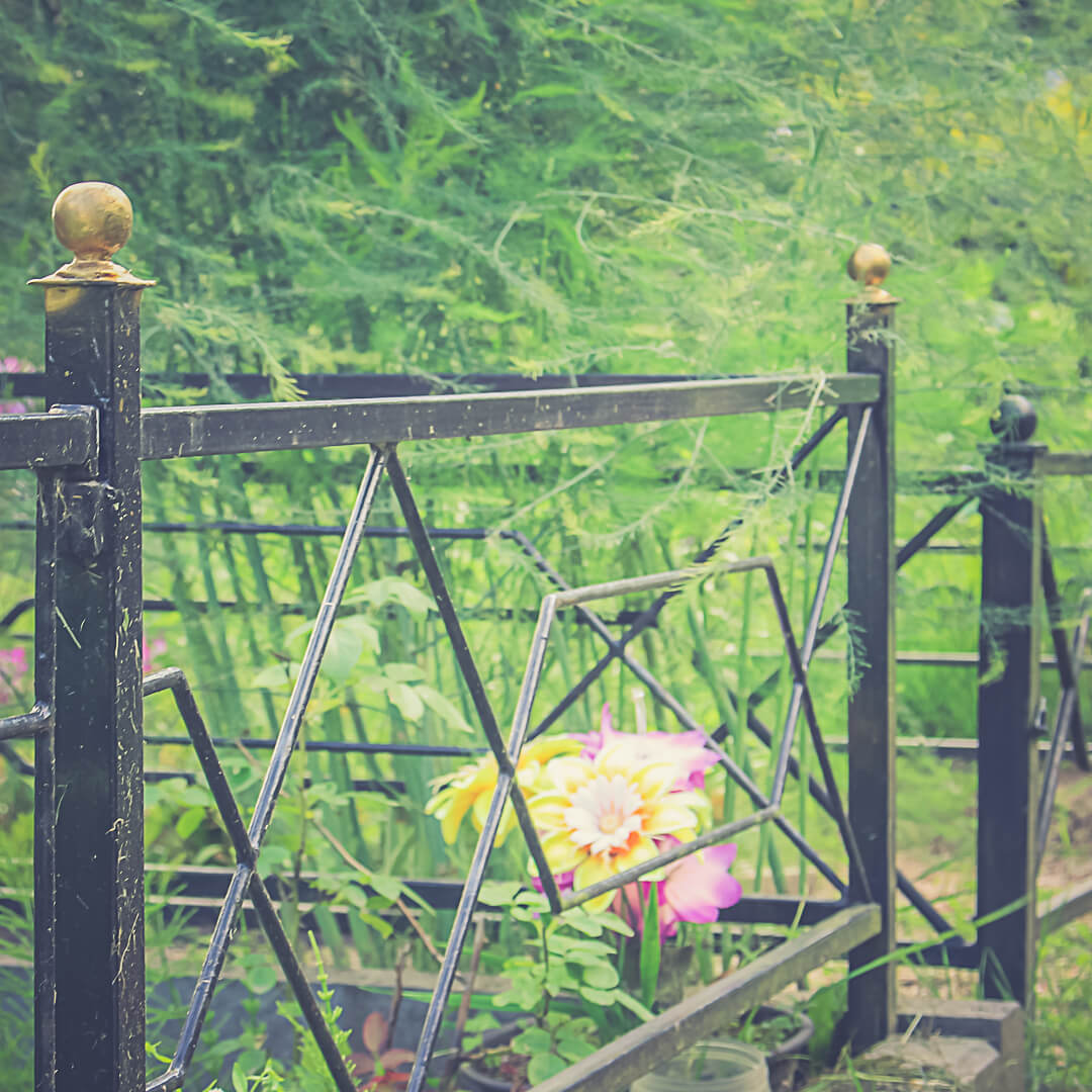 Металлические оградки требуют ухода и своевременной окраски