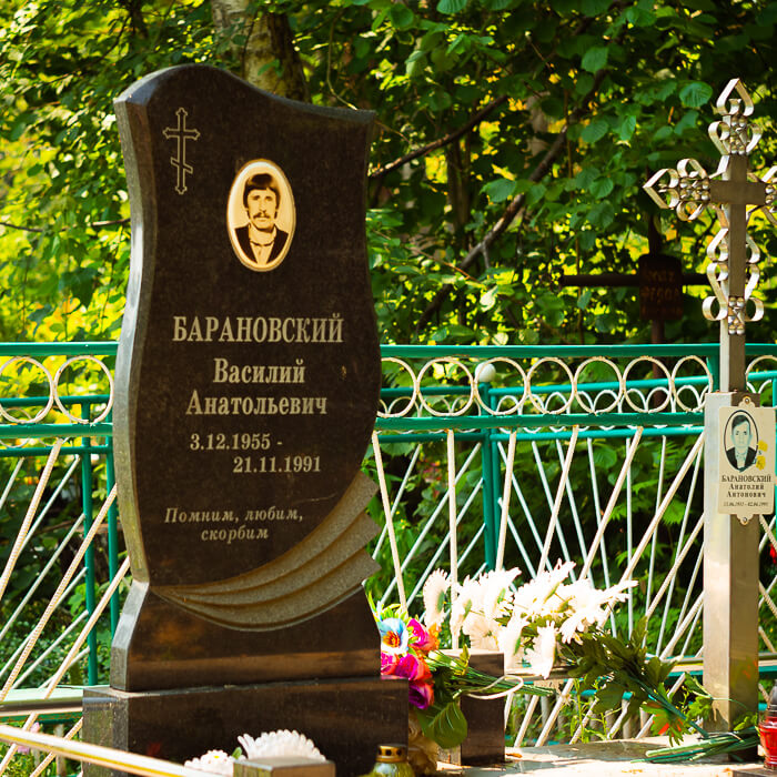 Одиночные памятники из гранита с установкой на кладбищах Минска и Минского района