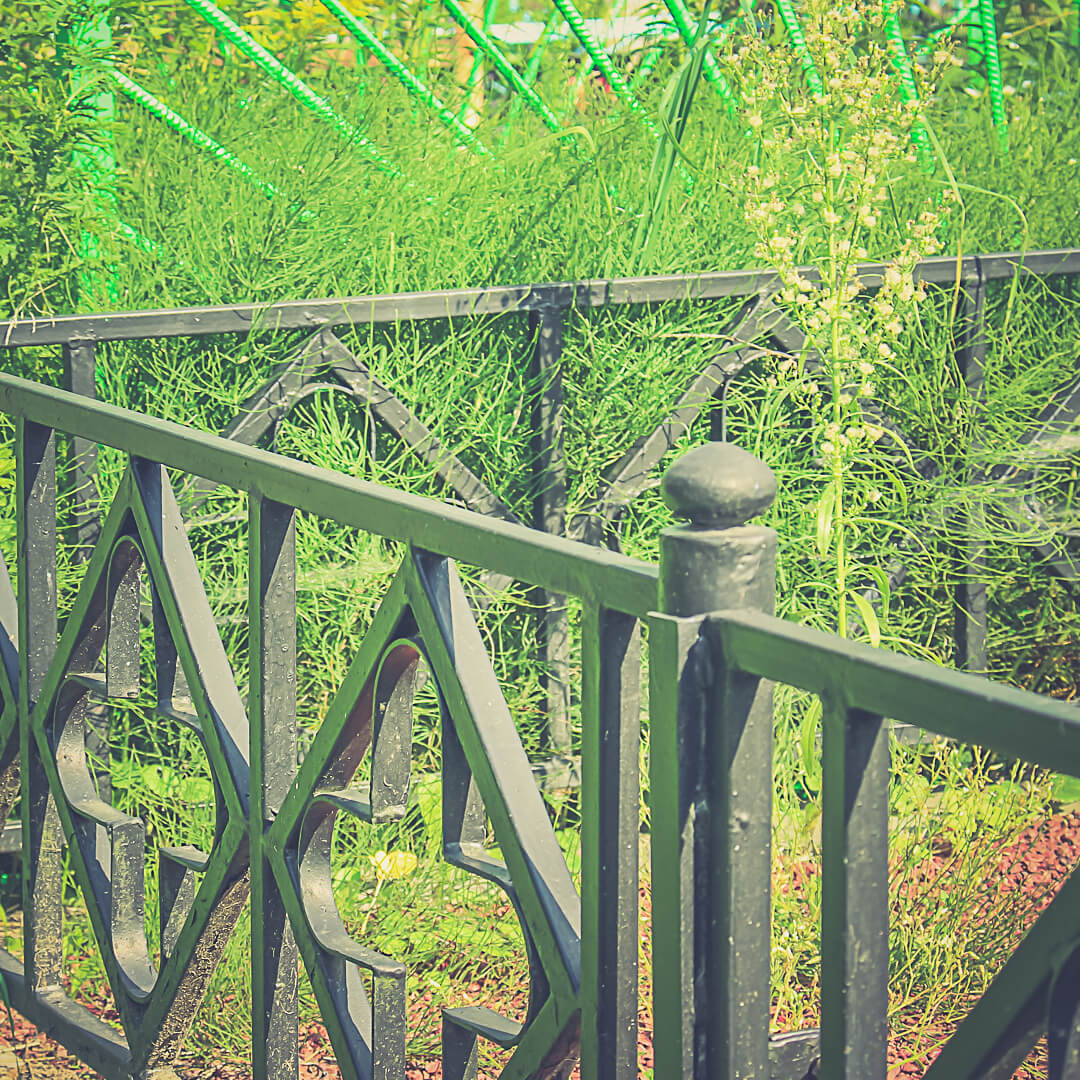 Даже недорогие ограды из металла требуют качественного изготовления