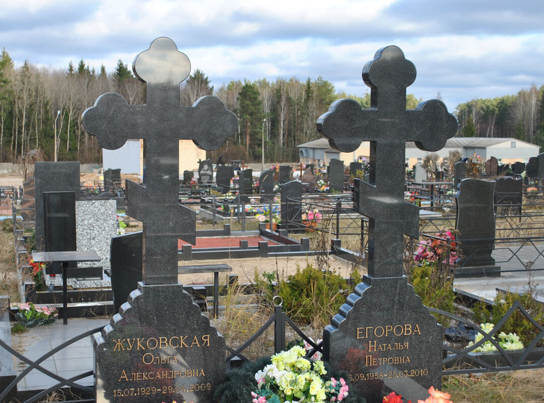 Православный крест на памятнике