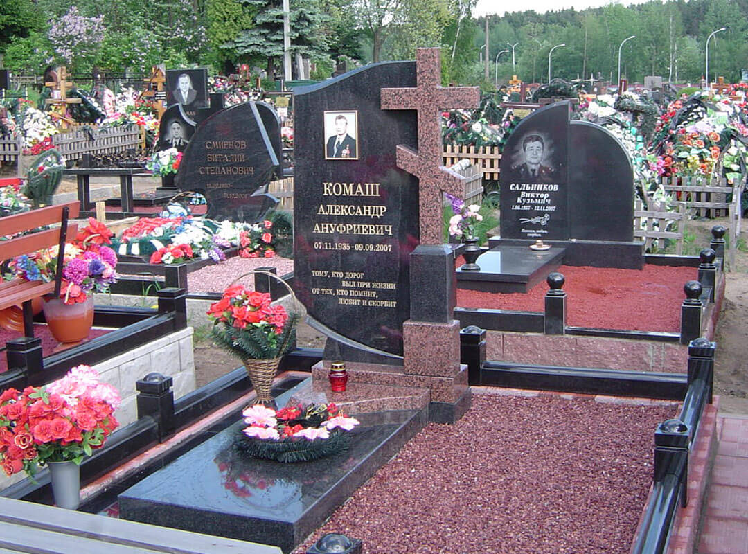 Памятник в виде надгробного креста