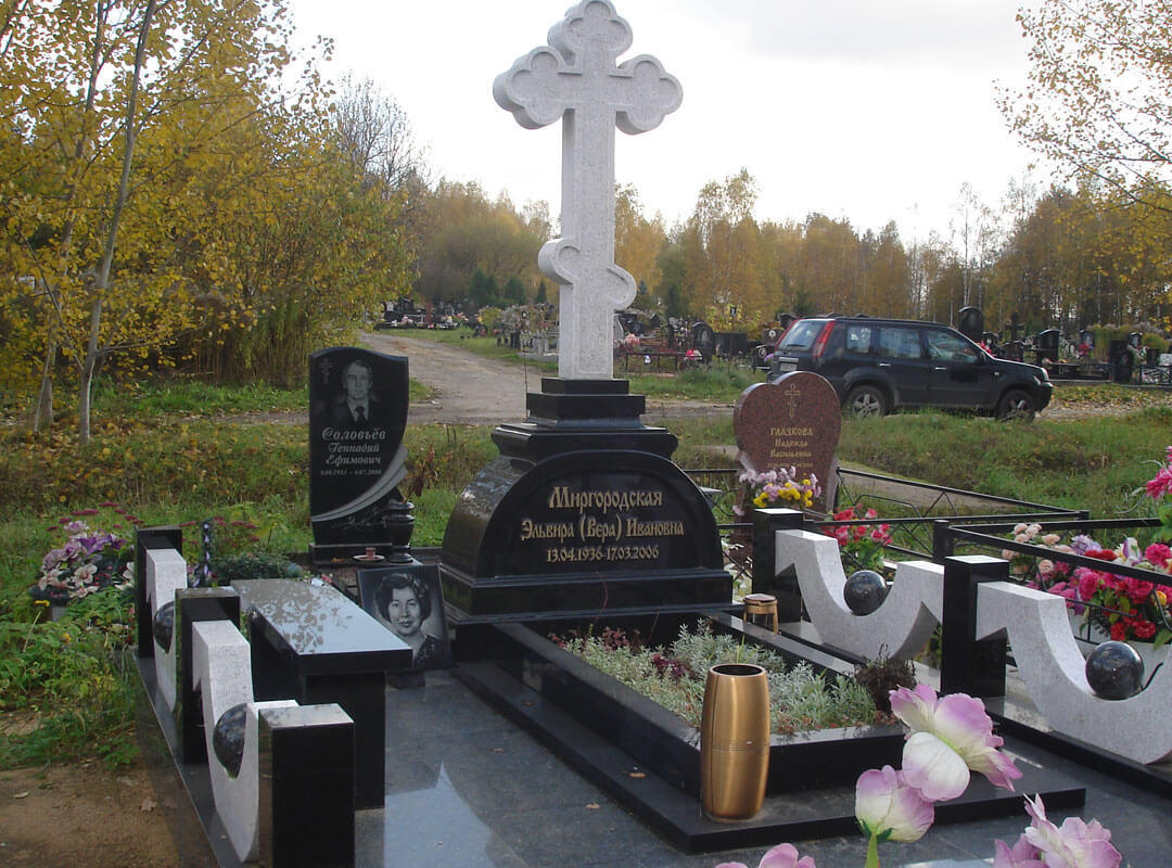 Памятник в виде креста