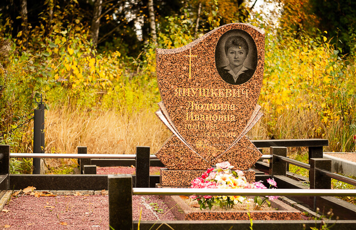 Памятник сердце из гранита