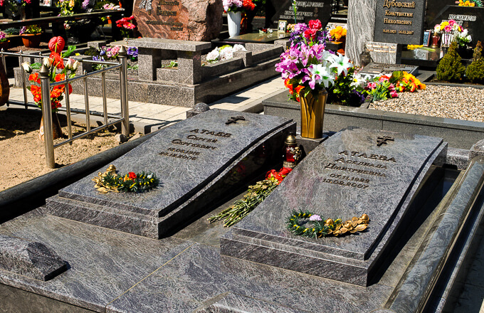 Памятник на двоих - фото с одного из кладбищ Минска