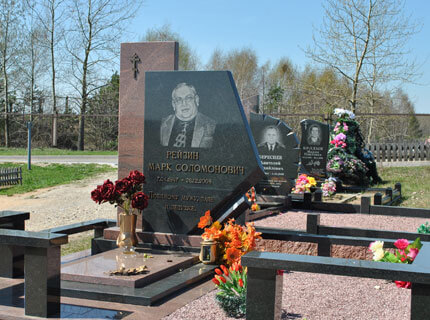 Фото памятников на кладбище