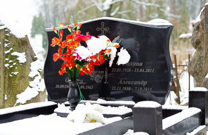 Памятник на троих, фото с экспозиции магазина Гранитное Дело, Минск