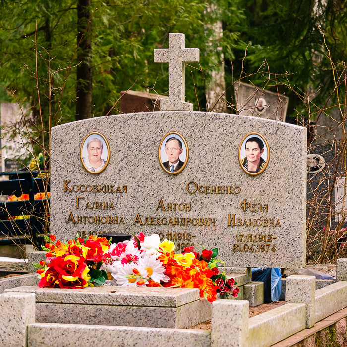 Памятник на троих человек, фото работы, выполненной специалистами компании Гранитное Дело