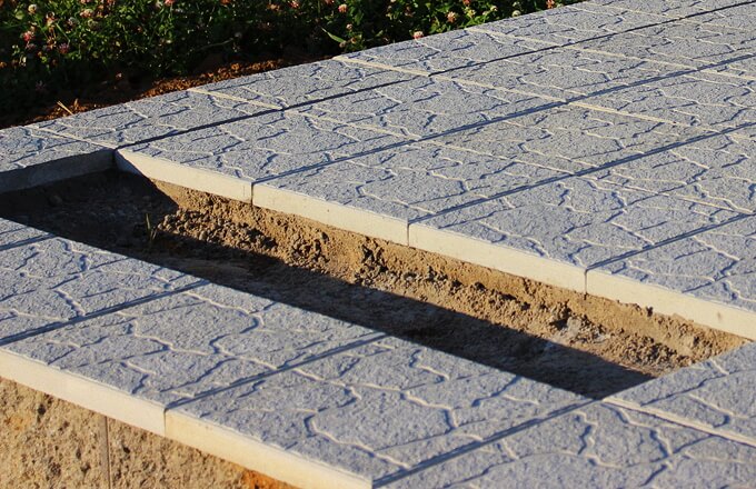 Тротуарная плитка на кладбище в Минске