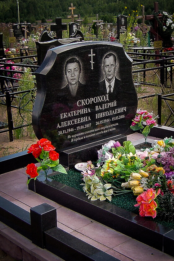 Семейный памятник на фото изготовлен из карельского гранита