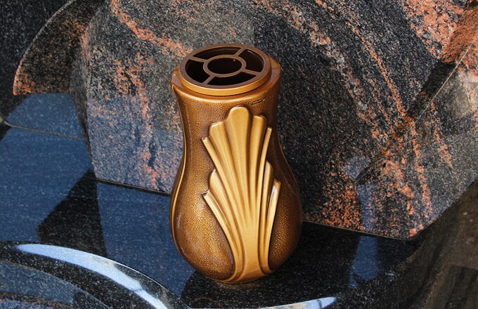 Ваза из гранита для памятниов