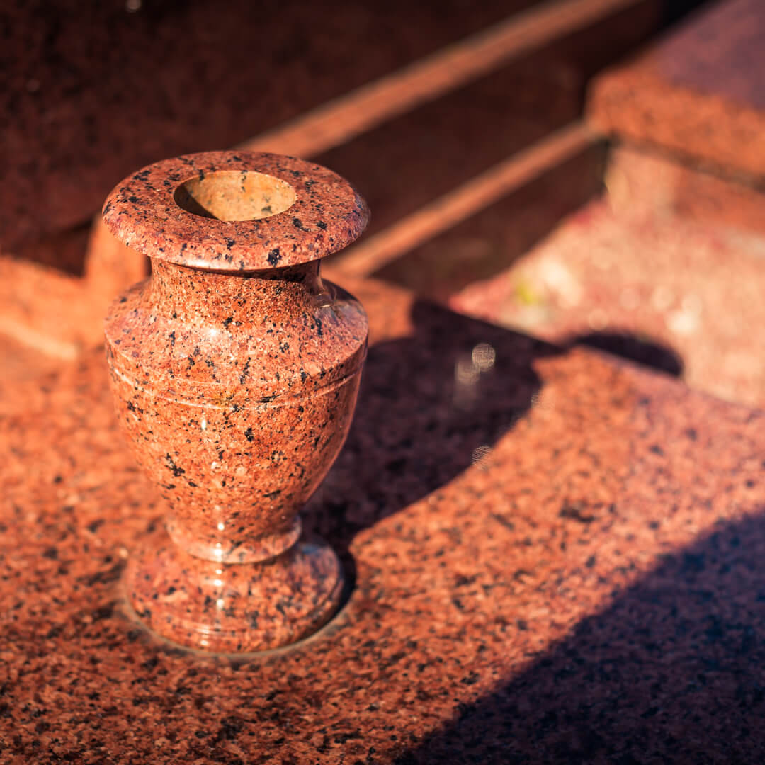 Гранитная ваза из красного камня