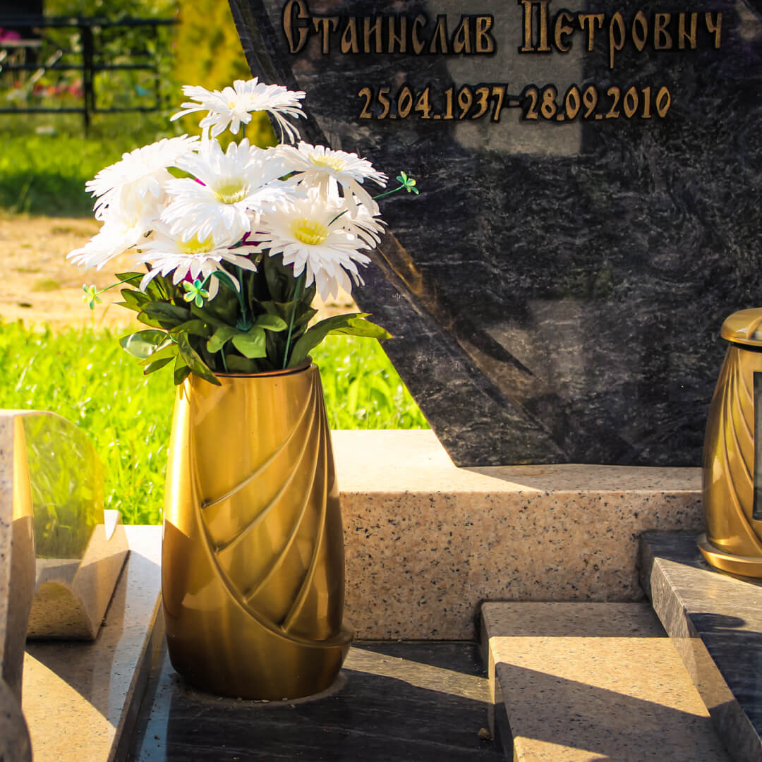 Ваза на могилу из бронзы