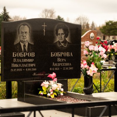 Популярная форма двойного памятника в форме кники ДП-06