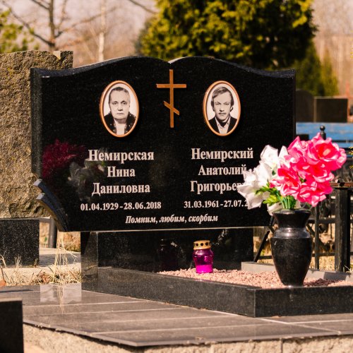 Фото двойного памятника в виде книги с медальонами и православным крестом