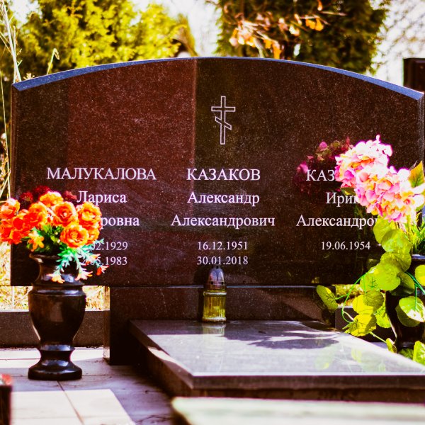 Классический тройной памятник ТП-02 с гравировкой