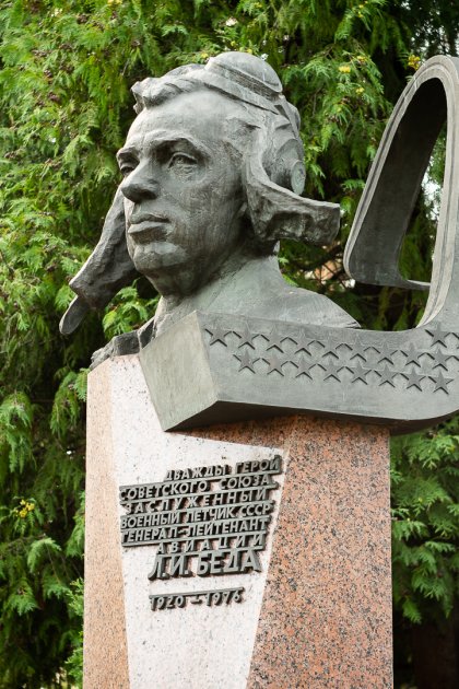 Памятник и бюст Леониду Беда в Минске