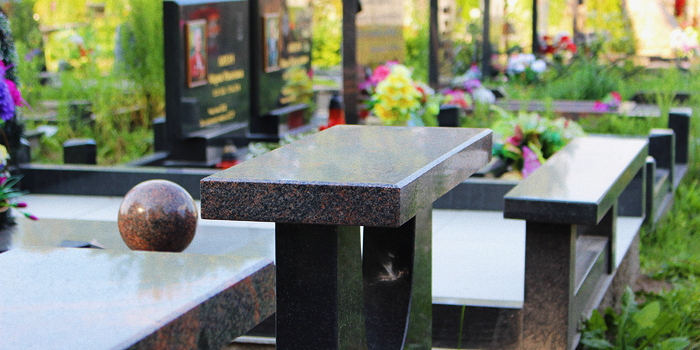 Скамейка на кладбище в Минске в торговой сети Гранитное Дело