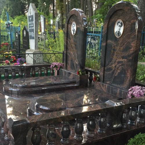 Семейный мемориал из гранита Аврора, установка на Московском кладбище в Минске