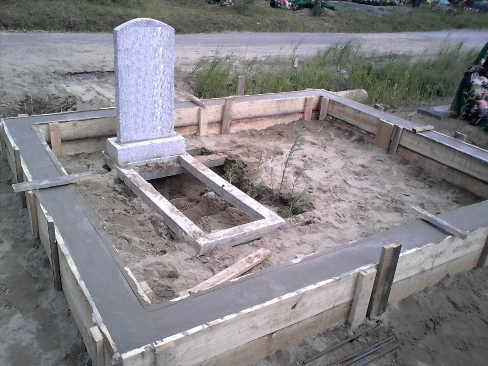 Как самостоятельно установить гранитный памятник на могилу?